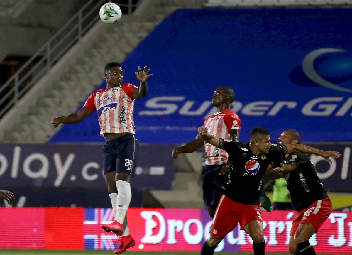 Apagón en el estadio Romelio Martínez