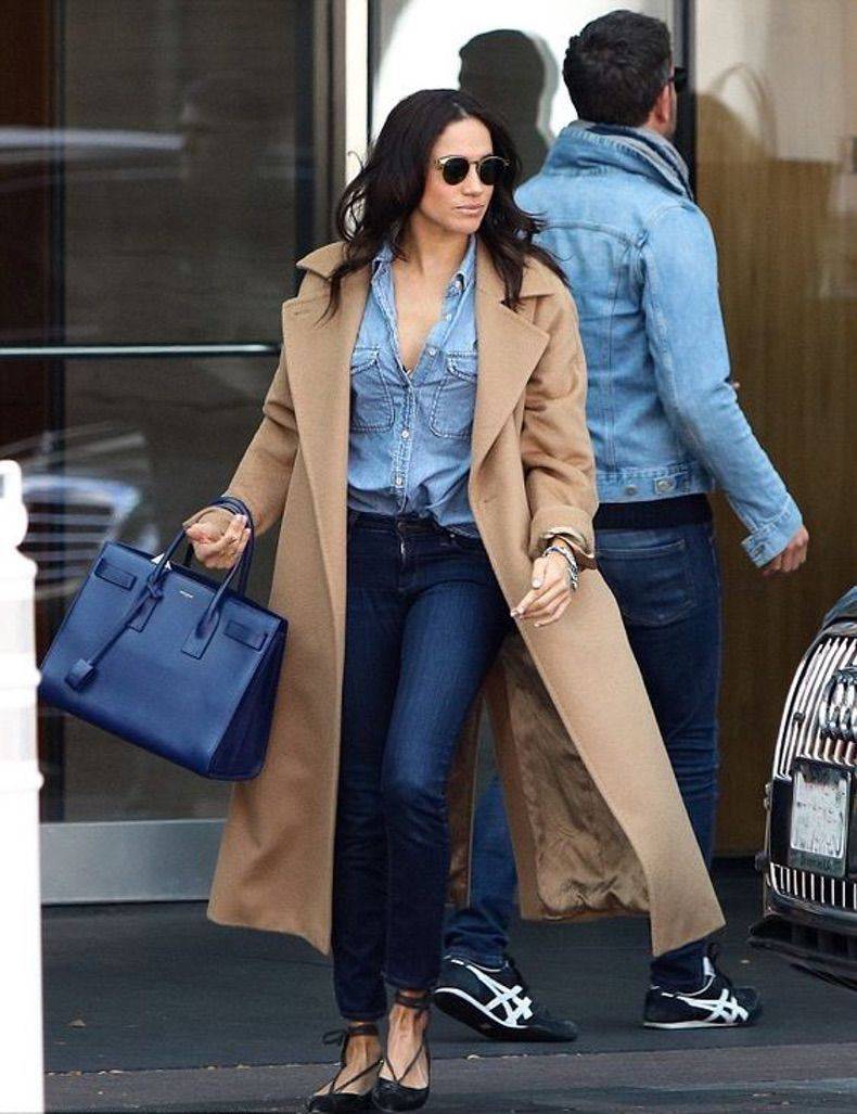 Acompañada con chaqueta larga Blusa de mezclilla