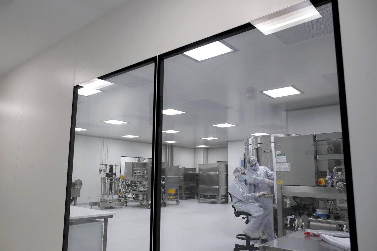 La empresa AstraZeneca paralizó temporalmente los ensayos de la vacuna