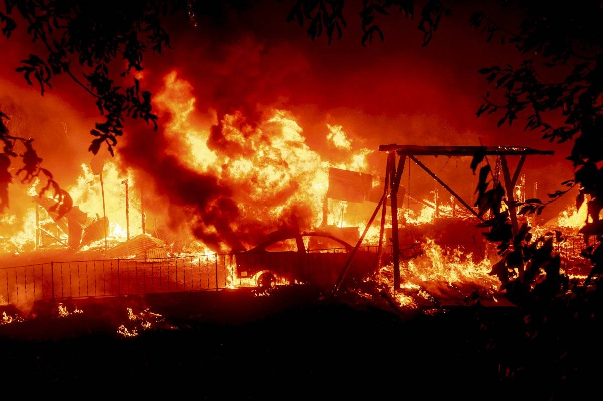 Más de 40 incendios activos disparan alarmas en peor temporada en California