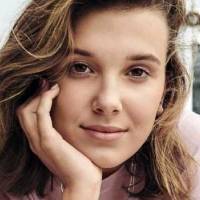 Millie Bobby Brown luce encantadora en un vestido marfil con mangas abullonadas