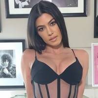 Kourtney Kardashian luce irresistible con un short de cuero y un revelador top que deja ver toda su piel