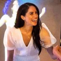 Meghan Markle luce el maxi vestido floral pisado y en capas ideal para los meses frescos