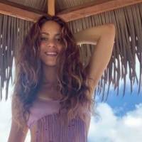 Shakira luce encantadora con un leggings y muestra su celulitis sin complejos
