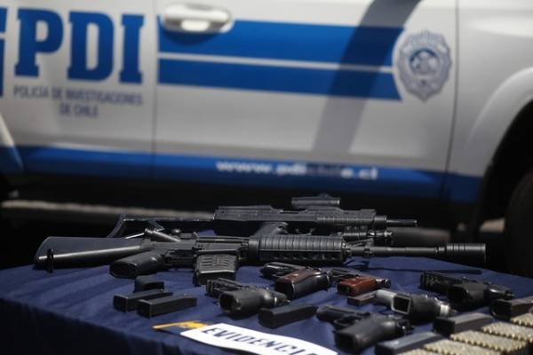 La más grande del año: PDI incautó 50 armas de fuego de alto poder en Pudahuel
