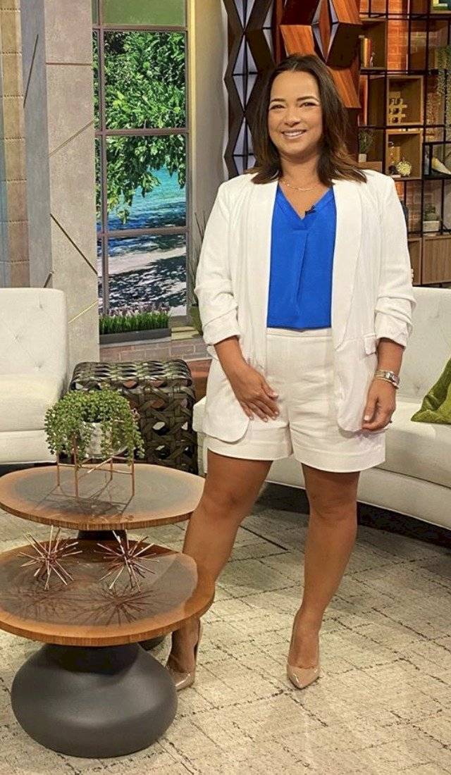 El traje con shorts blancos con el que Adamari López mostró seguridad y belleza