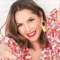Carmen Villalobos cautiva con mini vestido de terciopelo azul eléctrico presumiendo su mini cintura