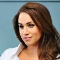 Meghan Markle es pura elegancia en un pantalón culotte de cuero con camisa blanca en un look básico