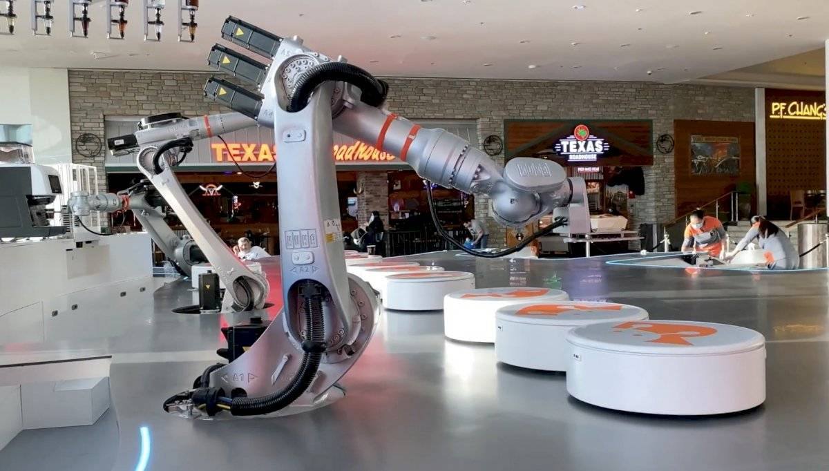 Café dirigido por robots se convierte en sensación en Dubái en medio de la pandemia de covid-19