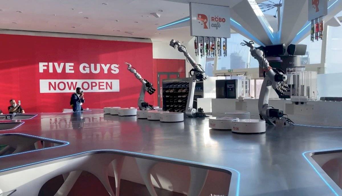 Café dirigido por robots se convierte en sensación en Dubái en medio de la pandemia de covid-19