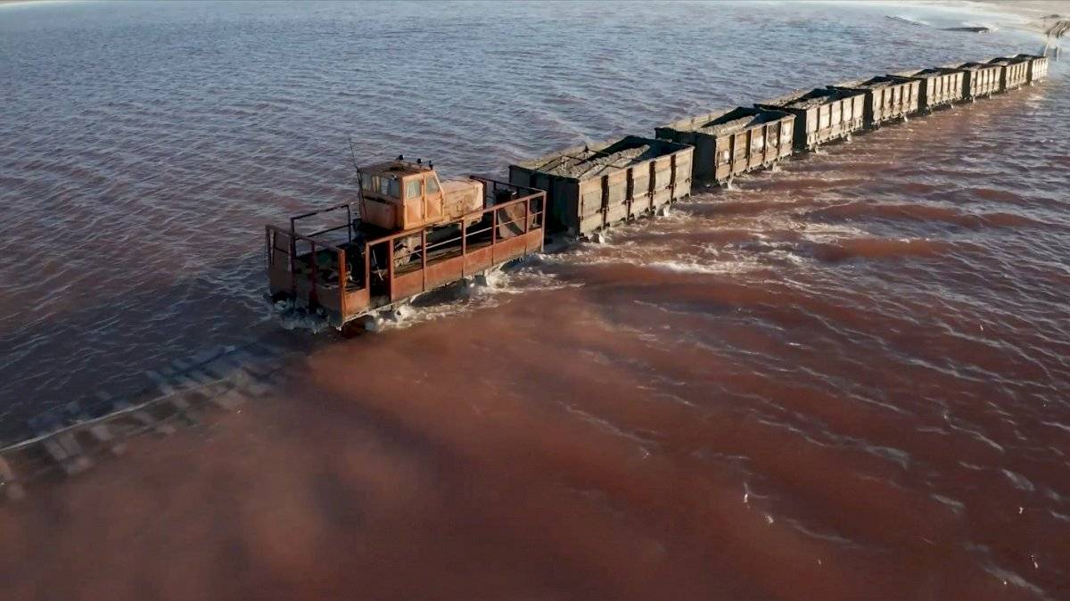 Lago se tiñe de rojo en el sur de Siberia, Rusia
