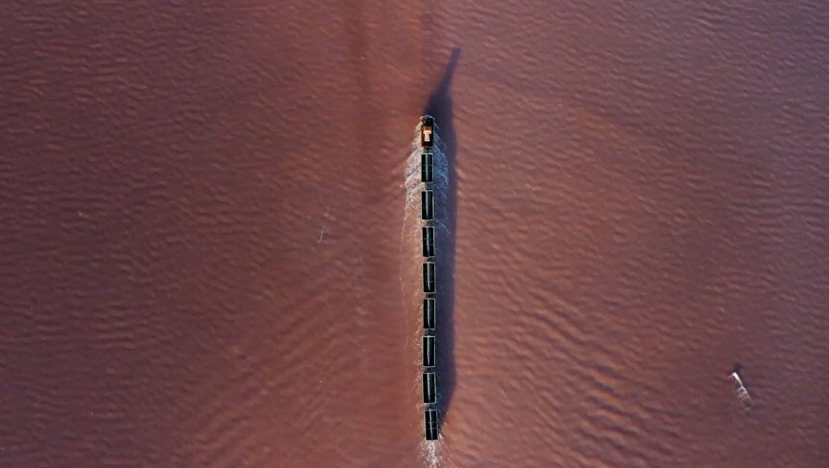 El calor tiñe el agua de un lago de Siberia de rosa