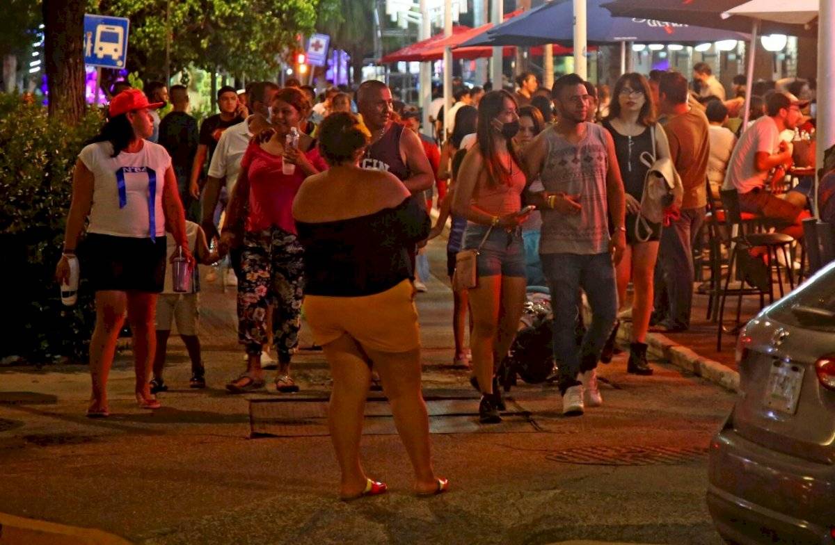 Durante este fin de semana en el puerto de Acapulco se observaron aglomeraciones de personas en playas y bares en donde no se respetaban las medidas sanitarias para evitar contagios