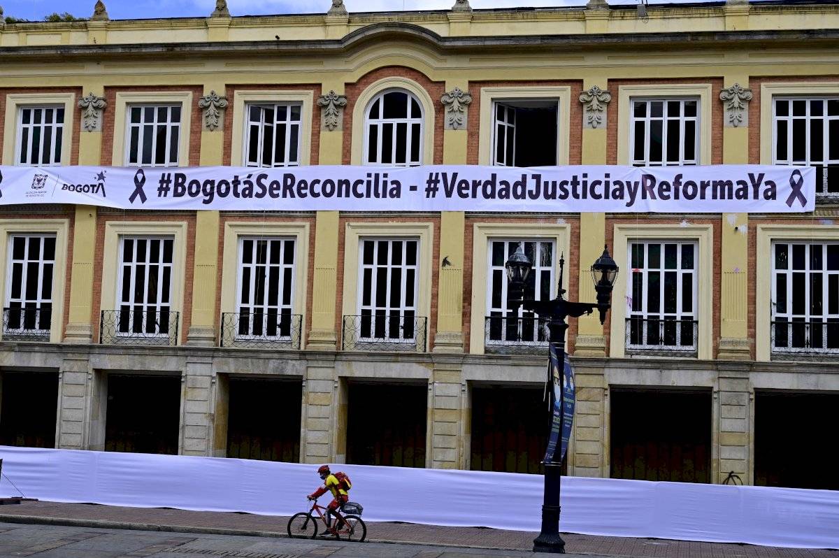 La propuesta de Claudia López para detener abusos policiales que no le gusta a Iván Duque