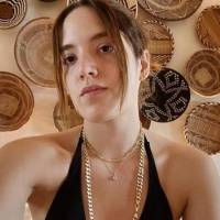 América Fernández hermosa en una mini falda de cuero y un top de tirantes con sombrero vaquero