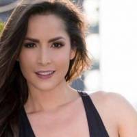 Carmen Villalobos enamora en un elegante vestido tejido verde pino y gargantilla dorada