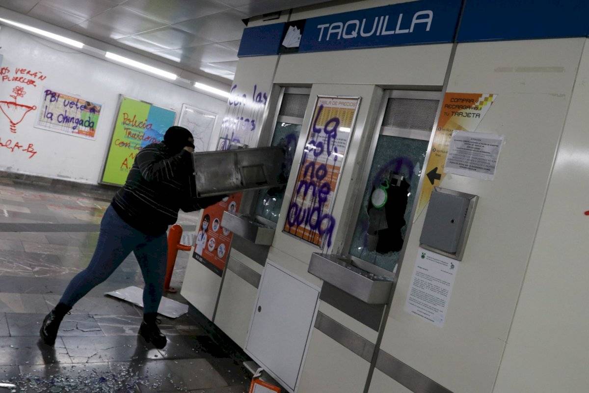 Colectivos realizan pintas en el Metro Pino Suárez