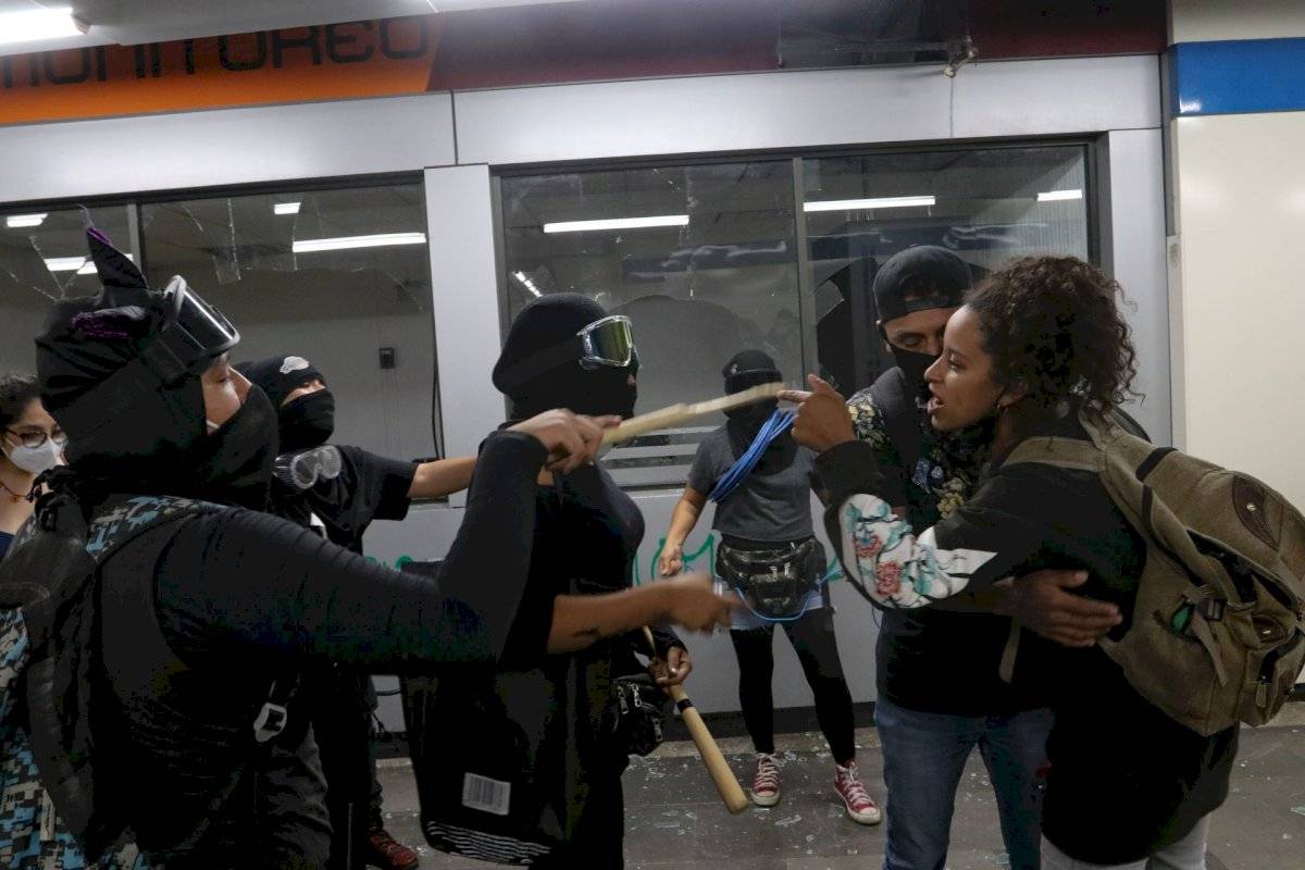 Colectivos realizan pintas en el Metro Pino Suárez