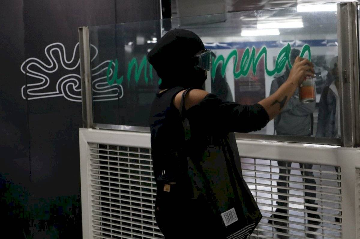 Colectivos realizan pintas en el Metro Pino Suárez