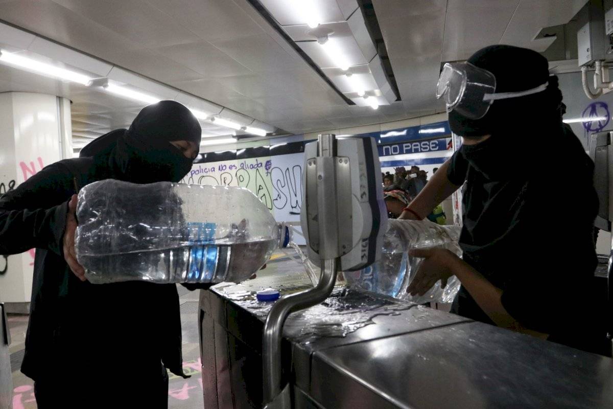 Colectivos realizan pintas en el Metro Pino Suárez