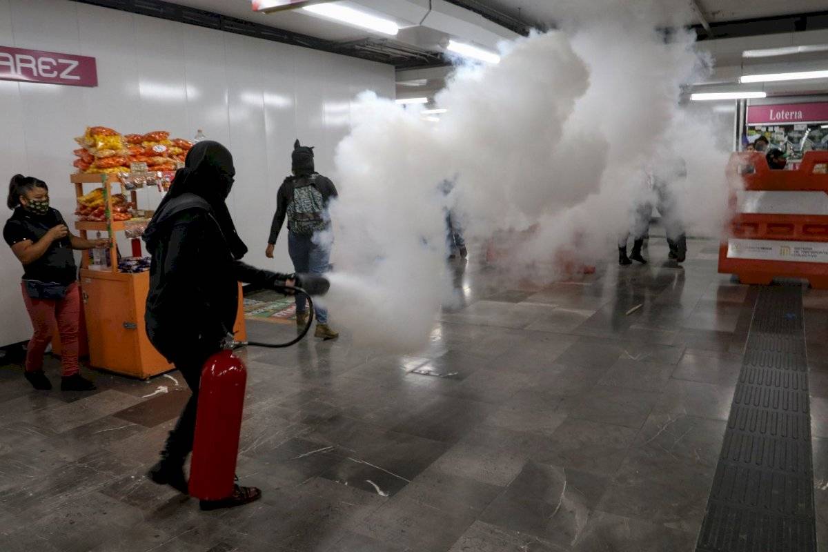 Colectivos realizan pintas en el Metro Pino Suárez