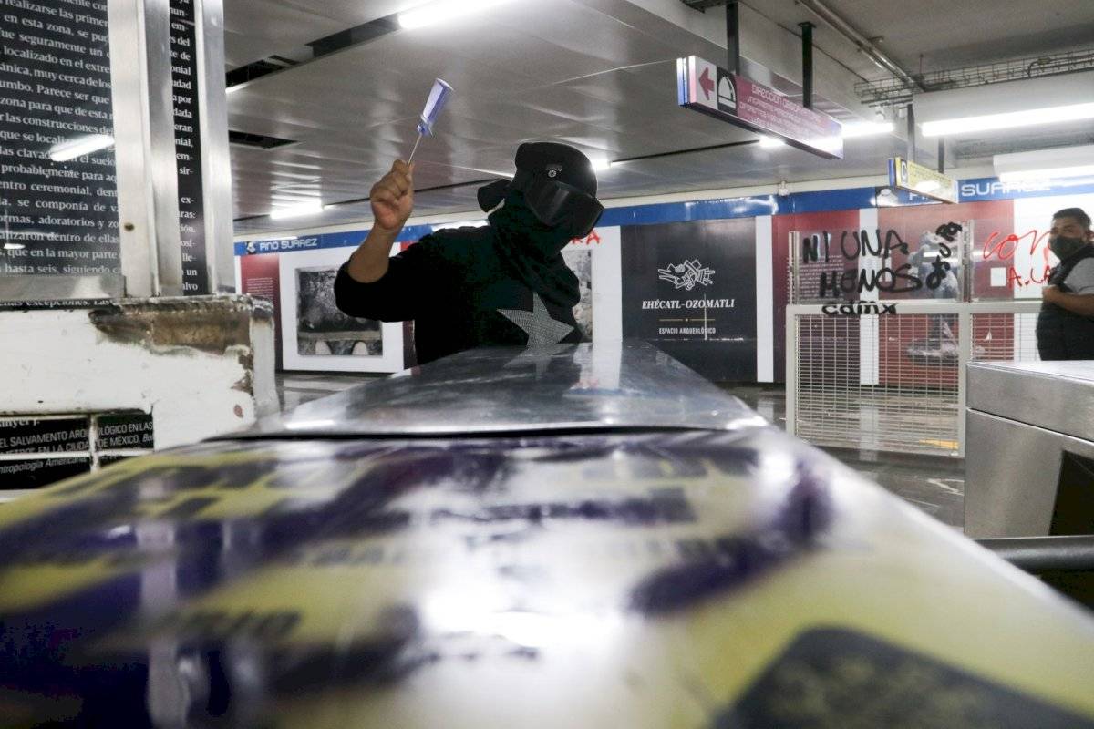 Colectivos realizan pintas en el Metro Pino Suárez