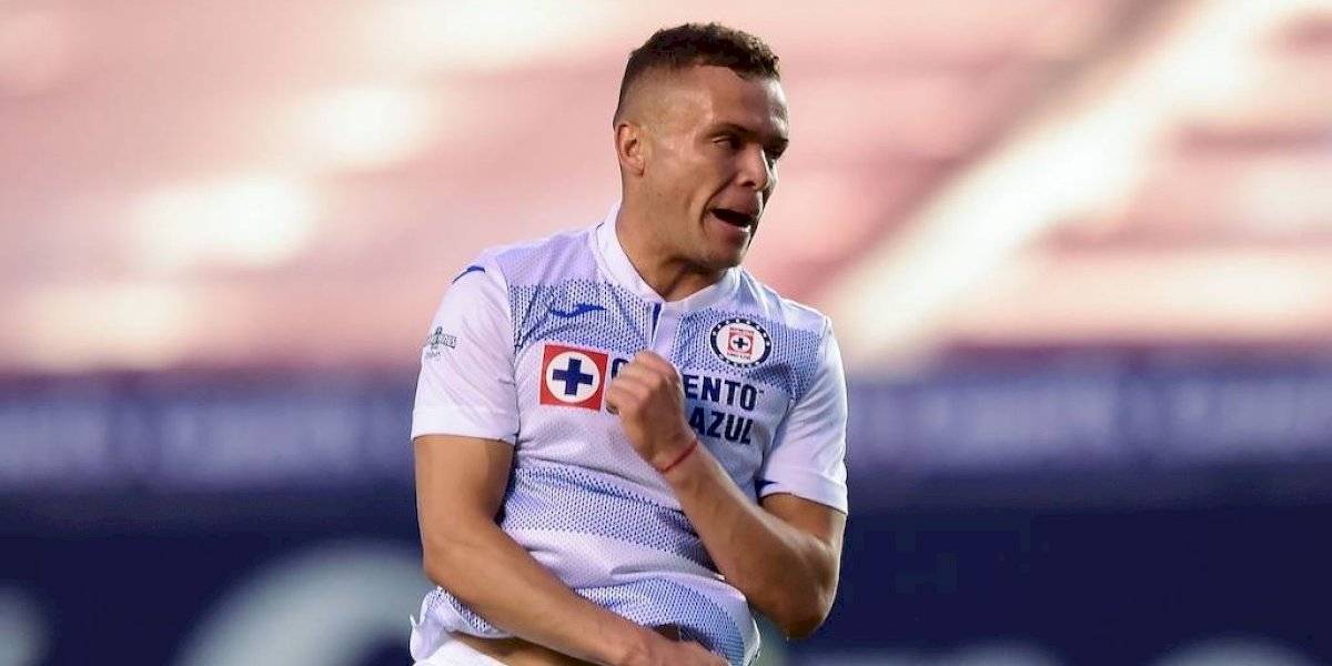 Cruz Azul vence a Xolos y alcanza a Pumas en la cima