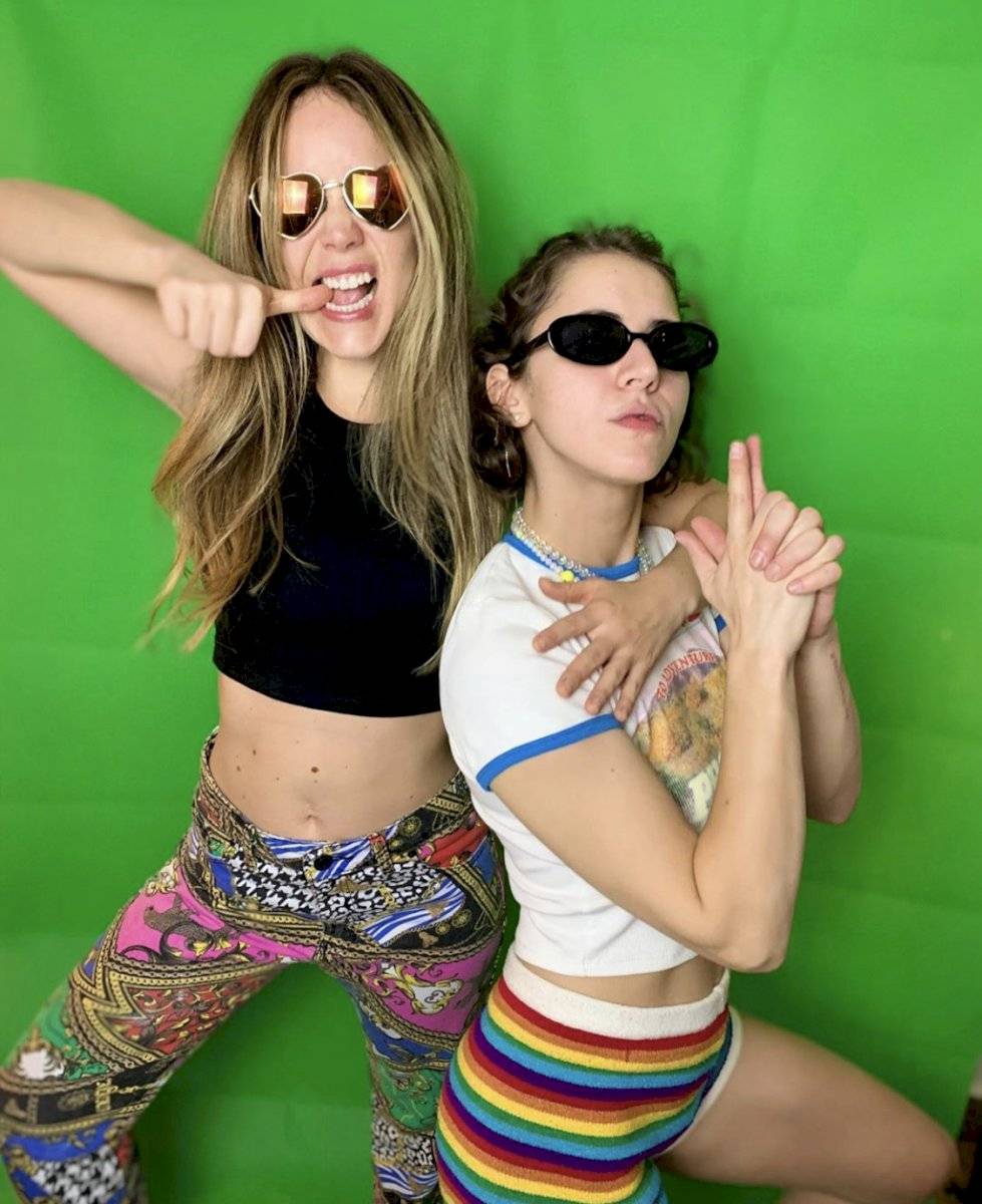 Camila Sodi sufre en prueba de COVID-19 y horas después besa a una mujer