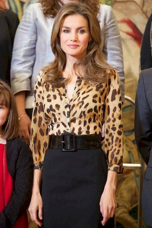 Letizia se roba las miradas con una blusa estampada en leopardo y falda estilo lápiz negra