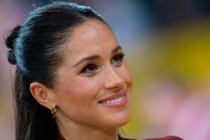 Meghan Markle con un vestido asimétrico plisado y un maxi blazer blanco enseña cómo elegante en blanco y negro