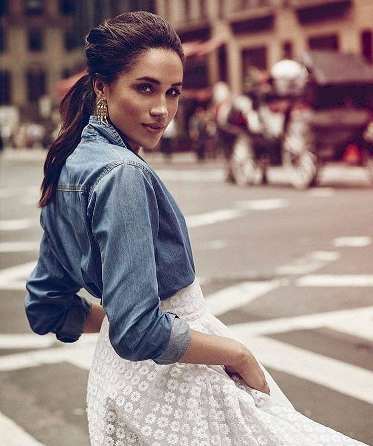 Meghan Markle brilla en un top de mezclilla y espectacular falda midi blanca bordada en flores