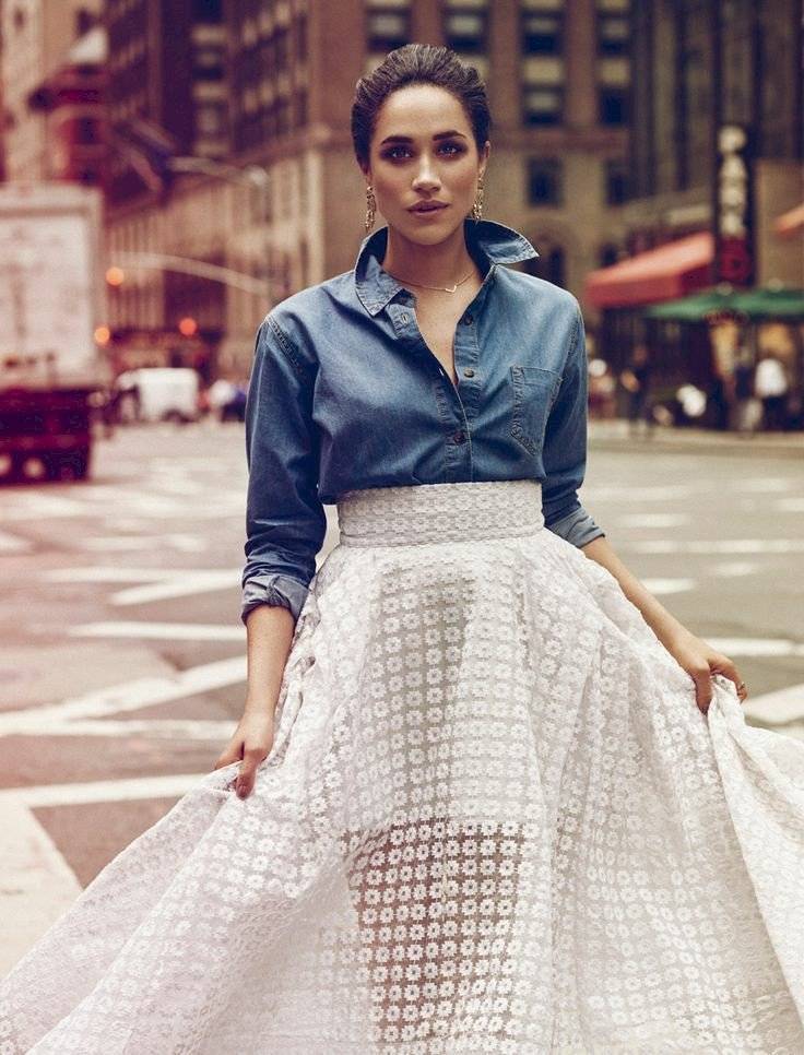 Meghan Markle brilla en un top de mezclilla y espectacular falda midi blanca bordada en flores