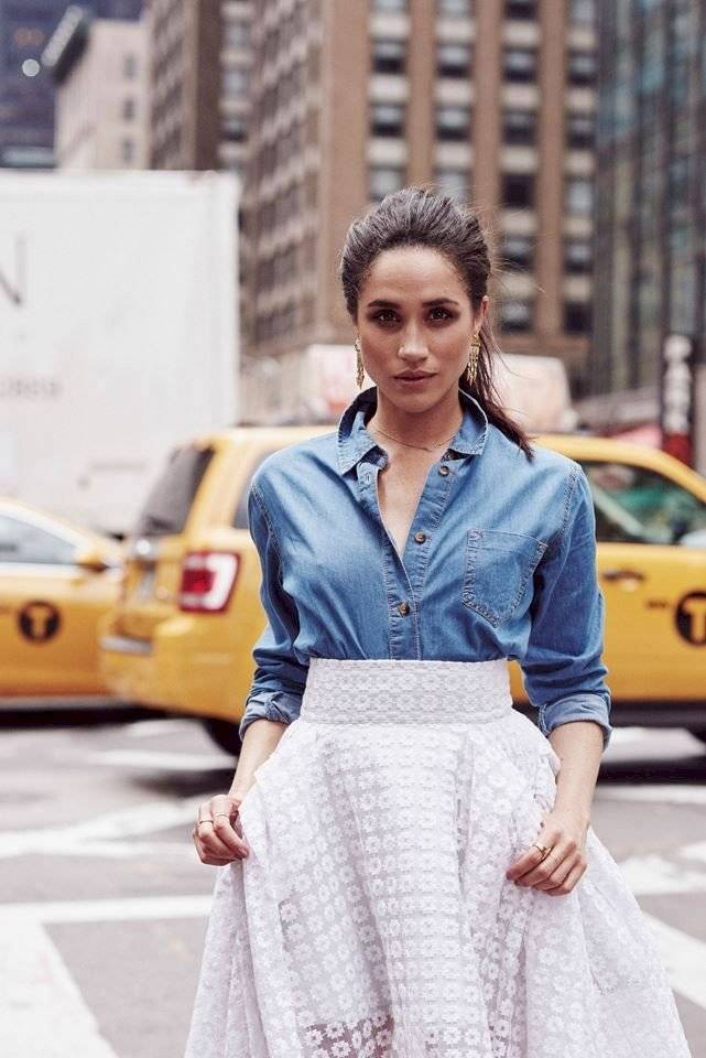 Meghan Markle brilla en un top de mezclilla y espectacular falda midi blanca bordada en flores