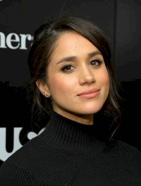 Meghan Markle brilla en un top de mezclilla y espectacular falda midi blanca bordada en flores