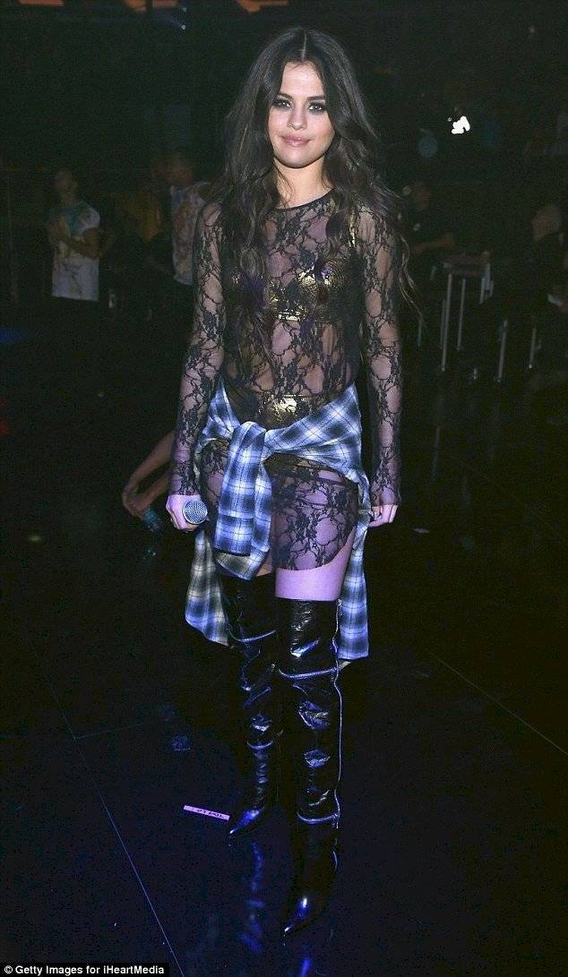 Selena Gomez no contuvo sus curvas y luce su lado más sexy con un mini vestido de encaje transparente