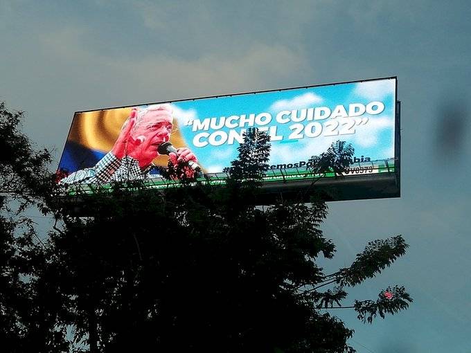 Valla Álvaro Uribe en Medellín