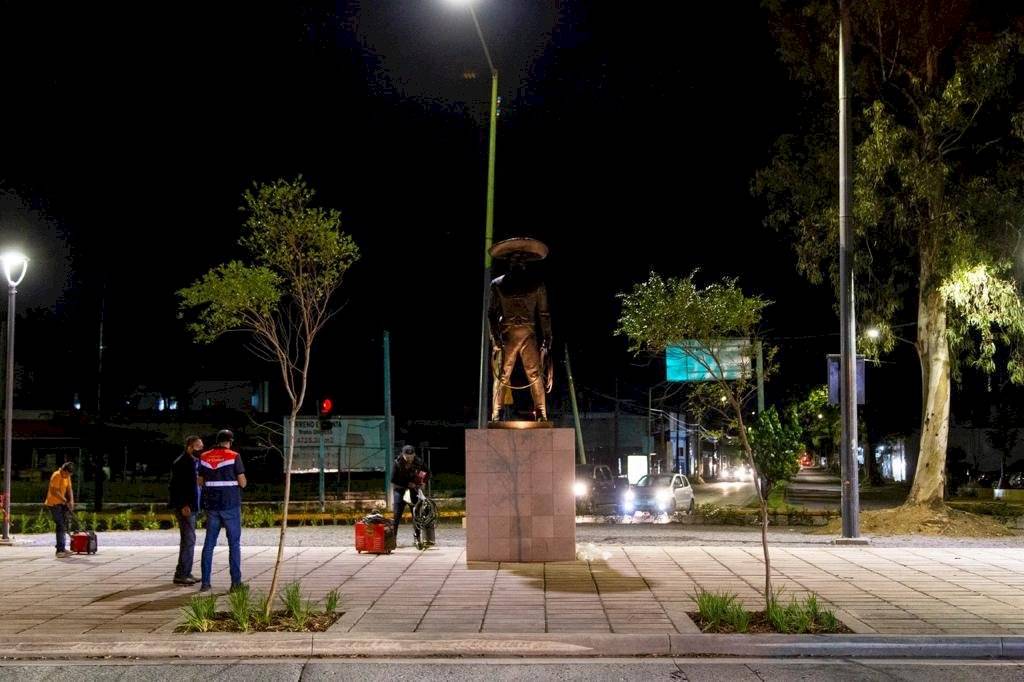 Después de cinco años regresa la tradicional escultura de El Charro de Guadalajara