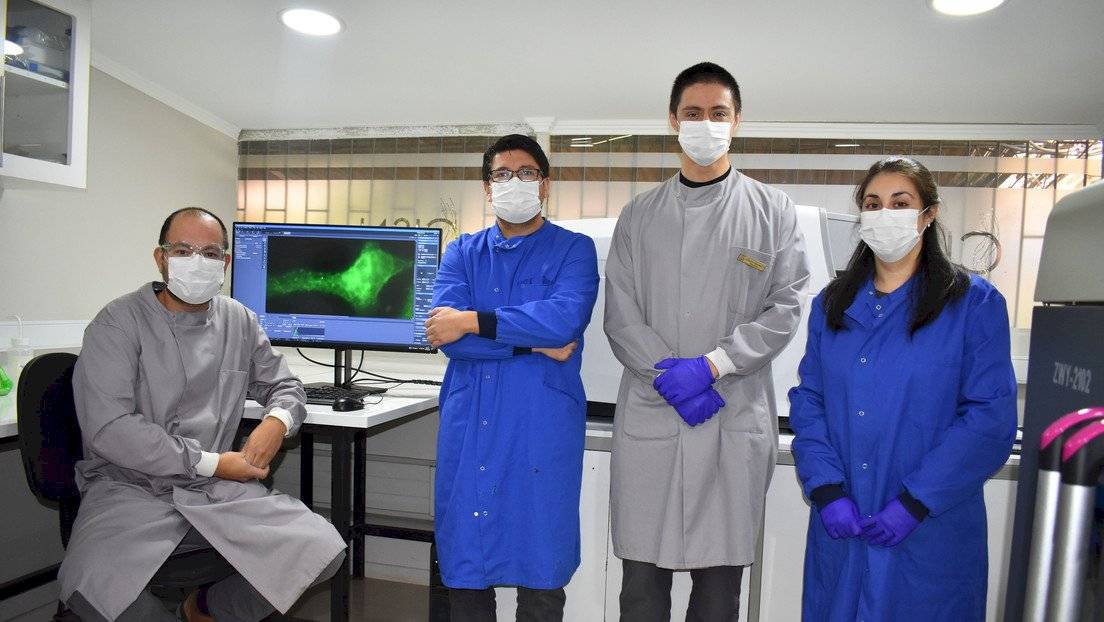 Alejandro Rojas con su equipo de investigación