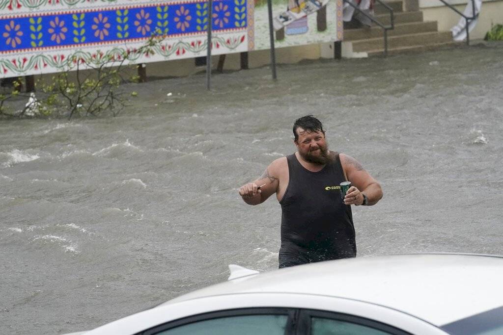 En Orange Beach, Alabama, al menos 50 personas fueron rescatadas de casas inundadas y llevadas a refugios, informó el alcalde Tony Kennon.