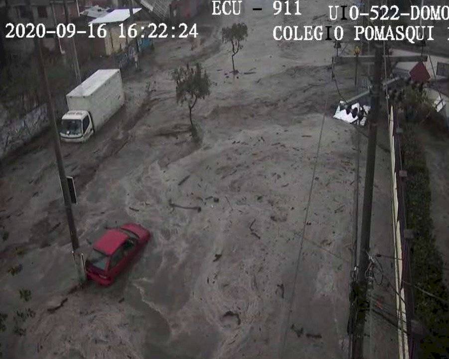 Desbordamiento de quebrada en Pomasqui