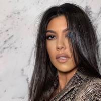 Kourtney Kardashian hipnotiza con sobretodo de cuero marrón y botas mosqueteras de gamuza