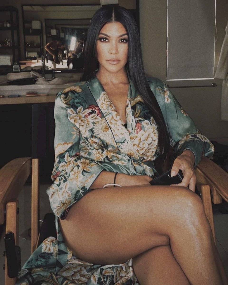 Kourtney Kardashian realza su belleza en una falda plisada de lunares con chamarra de cuero en su look más chic