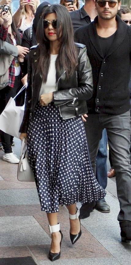 Kourtney Kardashian realza su belleza en una falda plisada de lunares con chamarra de cuero en su look más chic