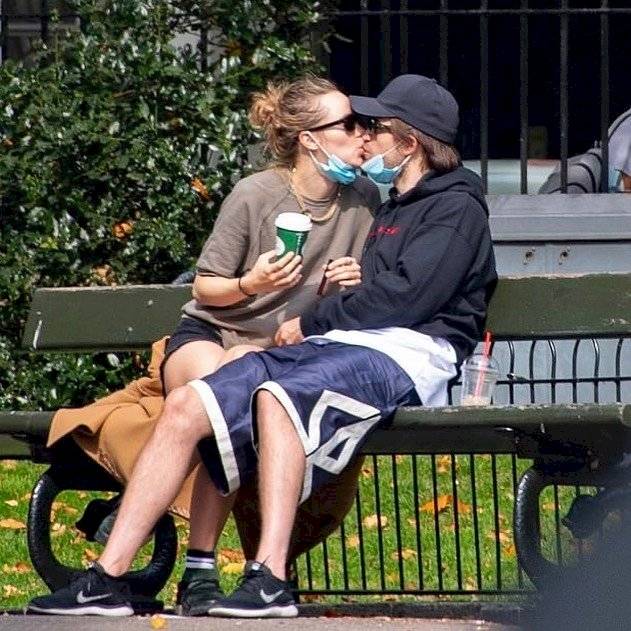 Robert Pattinson reaparece recuperado del Covid-19 en un apasionado beso con su novia en las calles de Londres