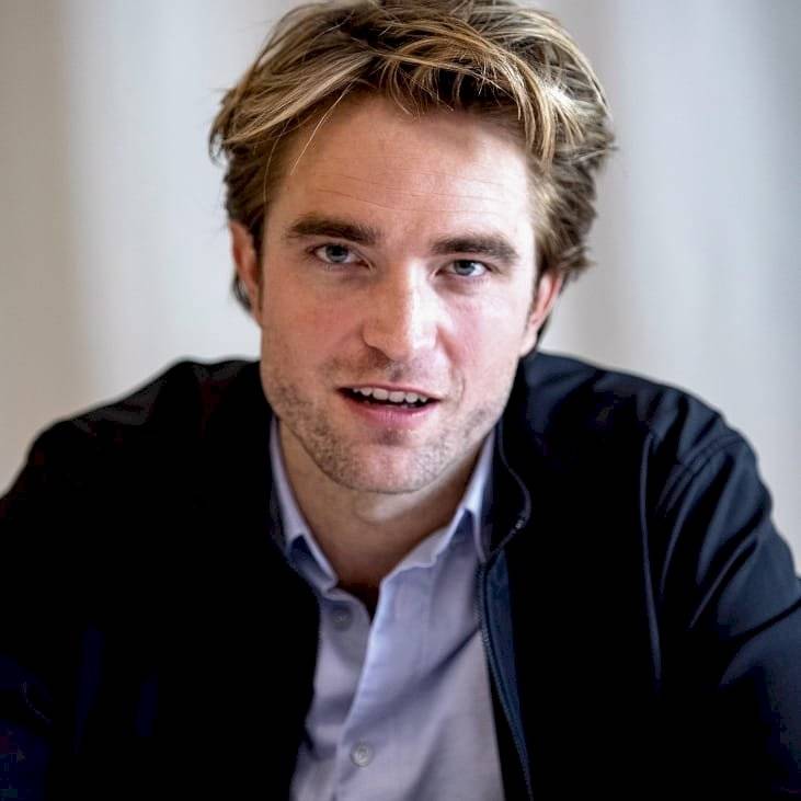 Robert Pattinson reaparece recuperado del Covid-19 en un apasionado beso con su novia en las calles de Londres