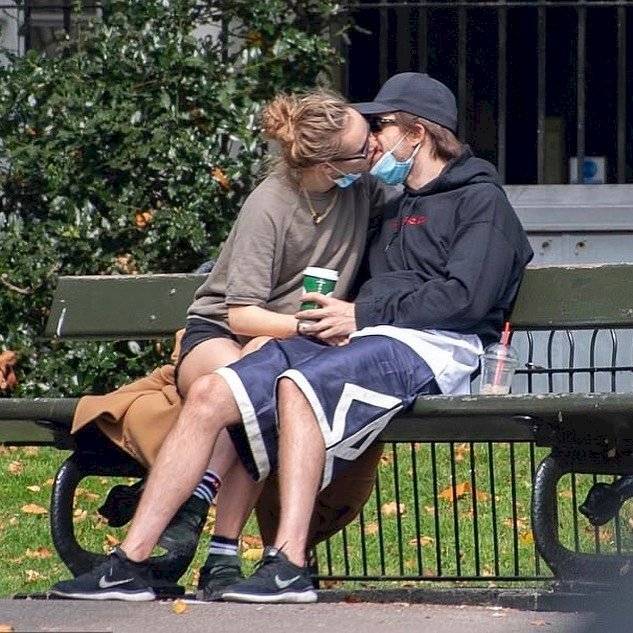 Robert Pattinson reaparece recuperado del Covid en un apasionado beso con su novia en las calles de Londres