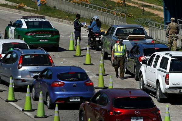 Con controles, cordones sanitarios y tacos en las carreteras: partió el éxodo de 200 mil vehículos en Fiestas Patrias
