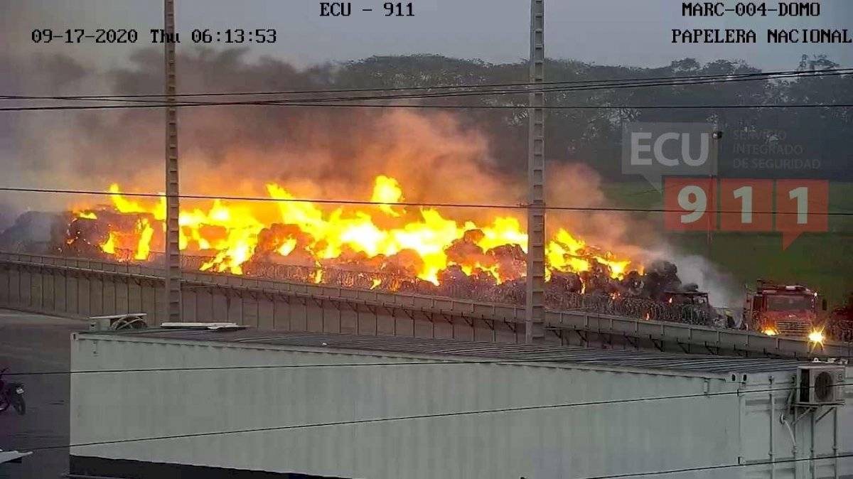 Incendio en una fábrica de papel