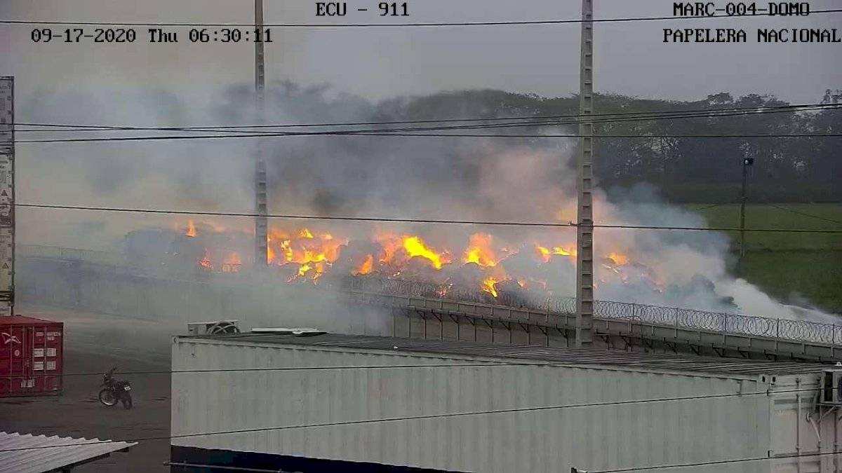Incendio en una fábrica de papel
