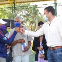 Municipio de Samborondón entregó 10 cubiertas metálicas de canchas deportivas